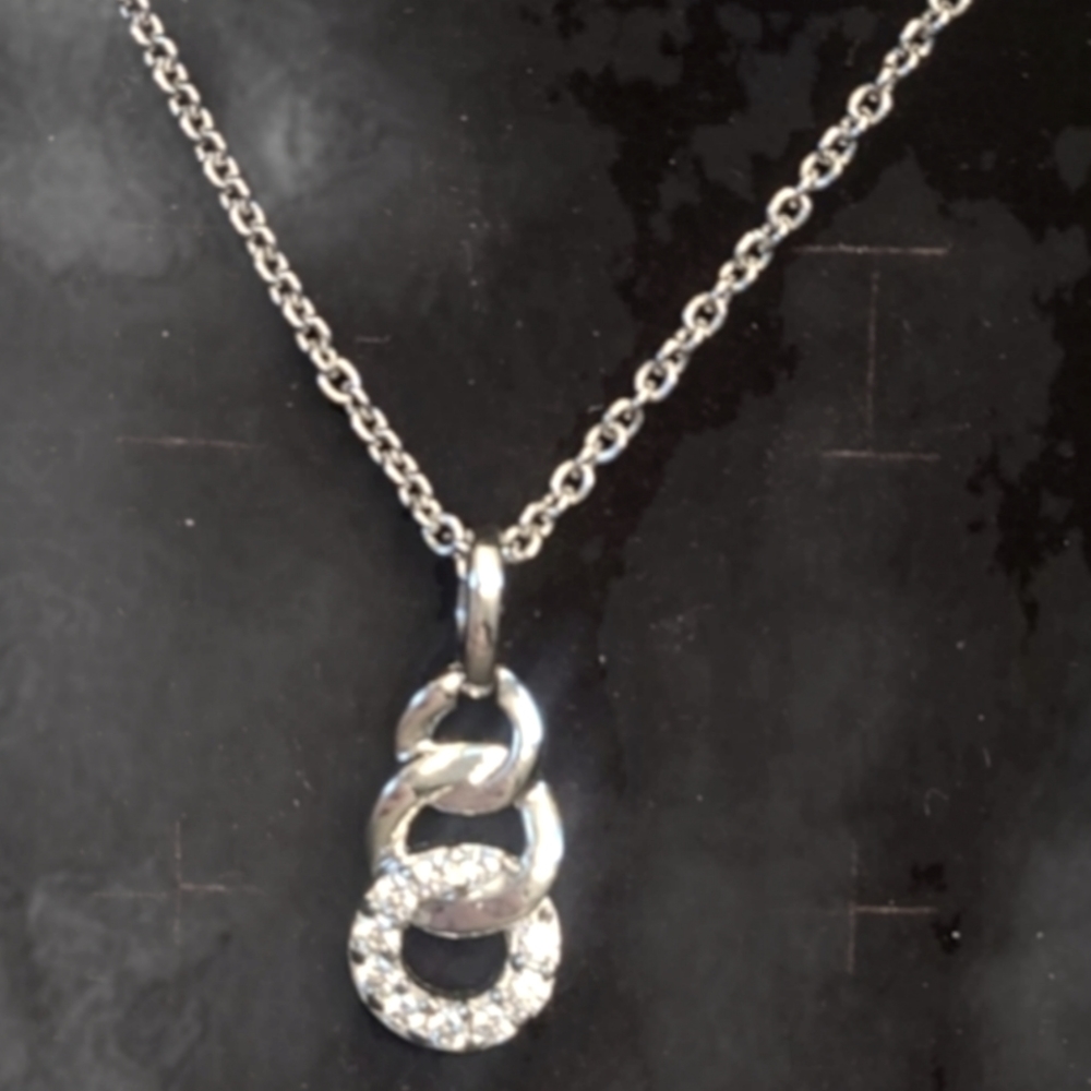 Silver necklace with 3 interlocking circles